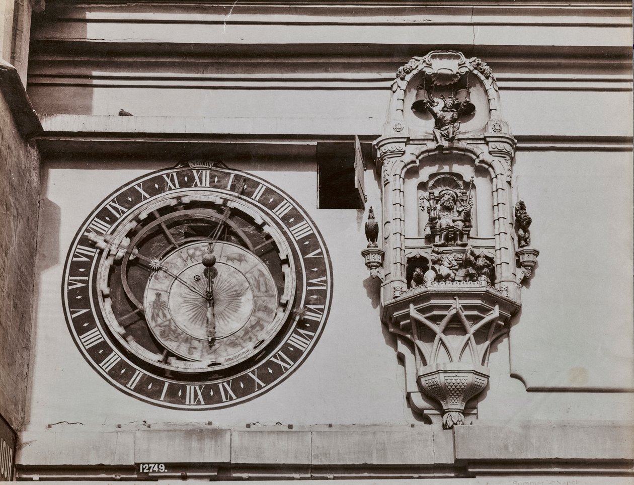 Kvadranten til klokketårnet i Bern, av Kaspar Brunnen (1527-1530). Ved siden av den astronomiske klokken en aviskiosk som inneholder statuetter som slås på av mekanismen til selve klokken fire minutter før klokken slår timen av Giorgio Sommer