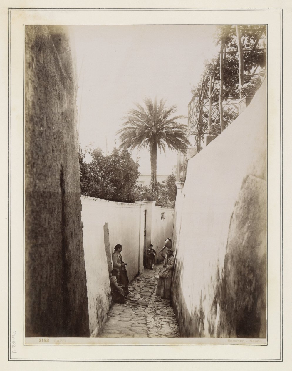 Kvinner og barn i en gate på Capri av Giorgio Sommer