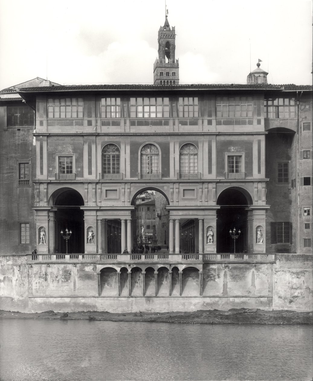 Fasade til Uffizi-galleriet på Lungarno Torrigiani av Giorgio Vasari