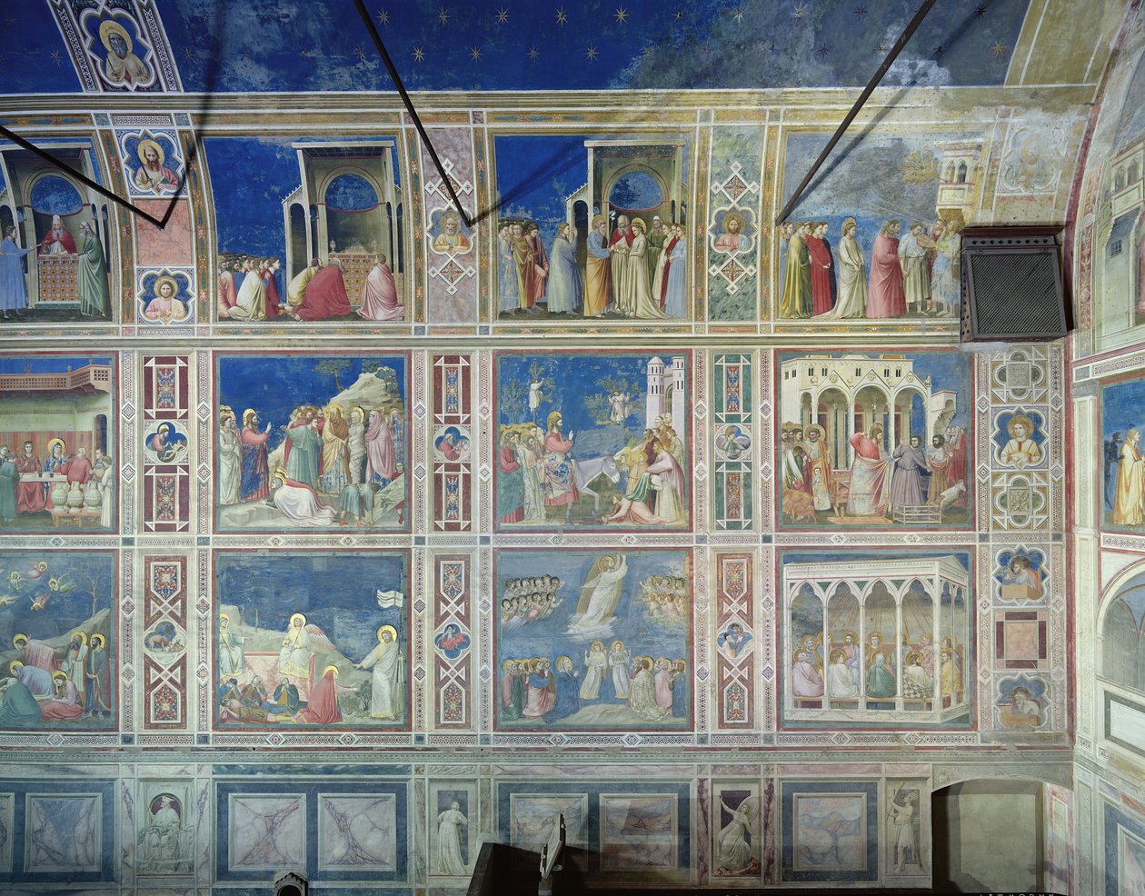 Utsikt over nordveggen som viser scener fra Jomfruens liv og Kristi liv, ca. 1305 av Giotto di Bondone