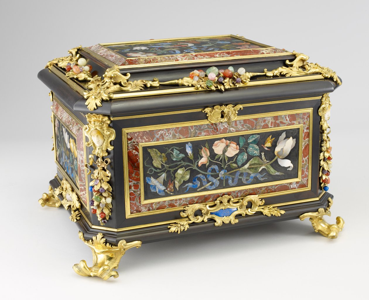 Smykkeskrin, ca. 1730 (eik, ibenholt, pietra dura, bronse og halvedelstener) av Giovanni Battista Foggini