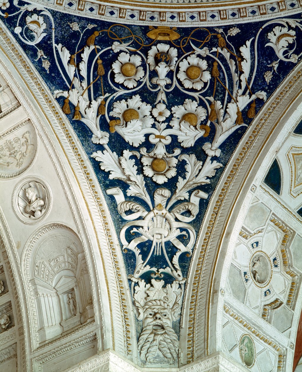 Loggiaen, detalj av en spandrel i hvelvet dekorert med blomsterrelieffer, 1520-årene (stukk) av Giovanni da Udine
