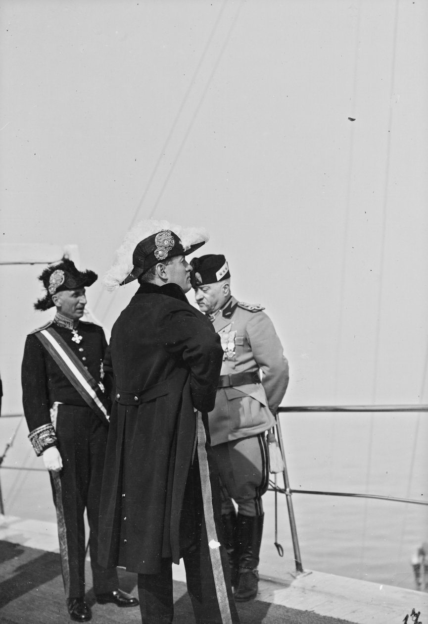 Album "Duce": Benito Mussolini i uniform om bord på et fartøy akkompagnert av en tjenestemann fra staten og prins Maurice Gonzaga markis av Vodice (s/hv-bilde) av Giovanni Agosto