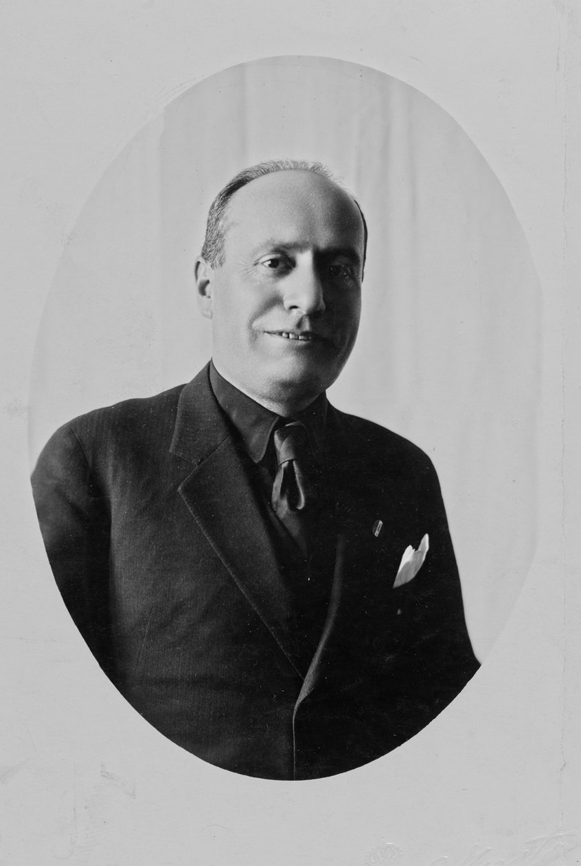 Album "Duce": Benito Mussolini passbilde i sivile klær (s/hvitt bilde) av Giovanni Agosto