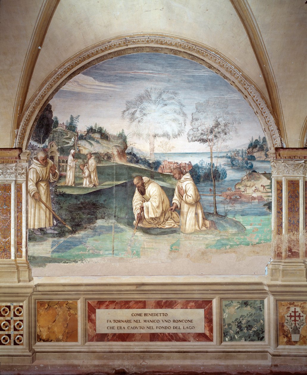 Benedict får en sigd falt i innsjøens freskomaleri av klosteret laget av Giovan Antonio Bazzi di Sodoma (1477-1549) som forteller om livet til Saint Benedict of Nursie (480 - 567) grunnlegger av Benediktinerordenen 1505-1508 Abbey of Monte Oliveto Maggiore av Giovanni Antonio Bazzi Sodoma