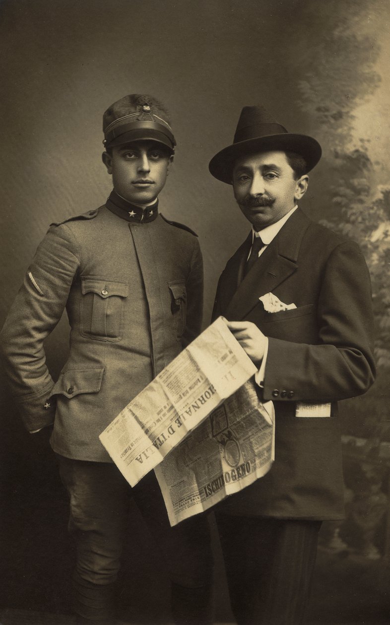 Portrett av et mannlig par, det ene i militæruniform, og det andre med "Giornale d