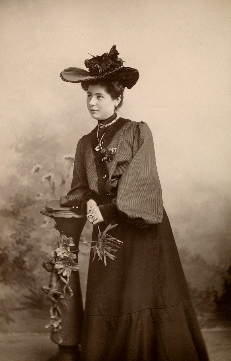 Portrett av elegant dame med hatt av Phillipe de Marlier