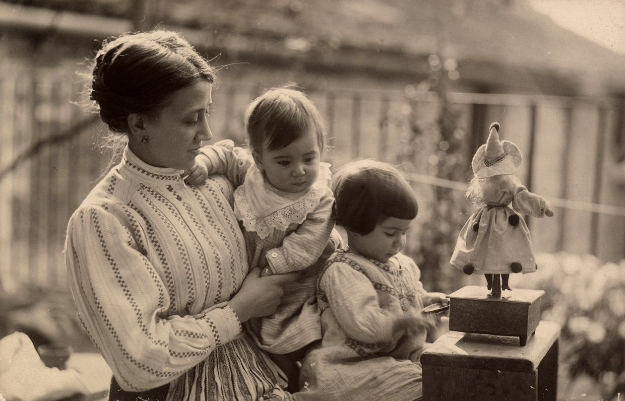 Kvinne med babyer og dukke av Phillipe de Marlier