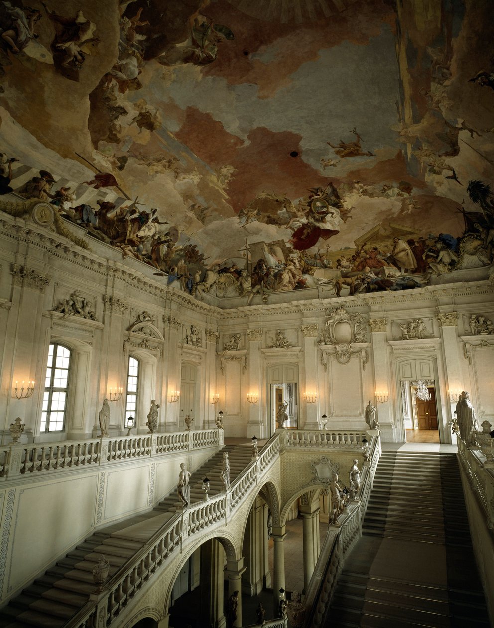Utsikt over den store trappen og taket som representerer allegorien om de fem kontinenter av Giovanni Battista Tiepolo