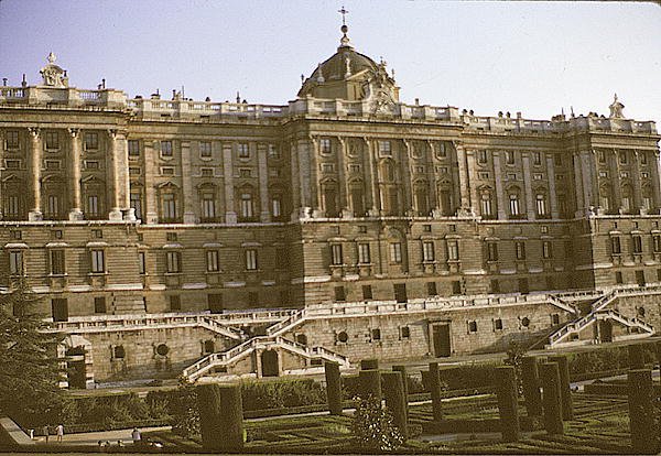 Utsikt over sørfronten av Palacio Real, startet i 1738 av Giovanni Battista Sacchetti