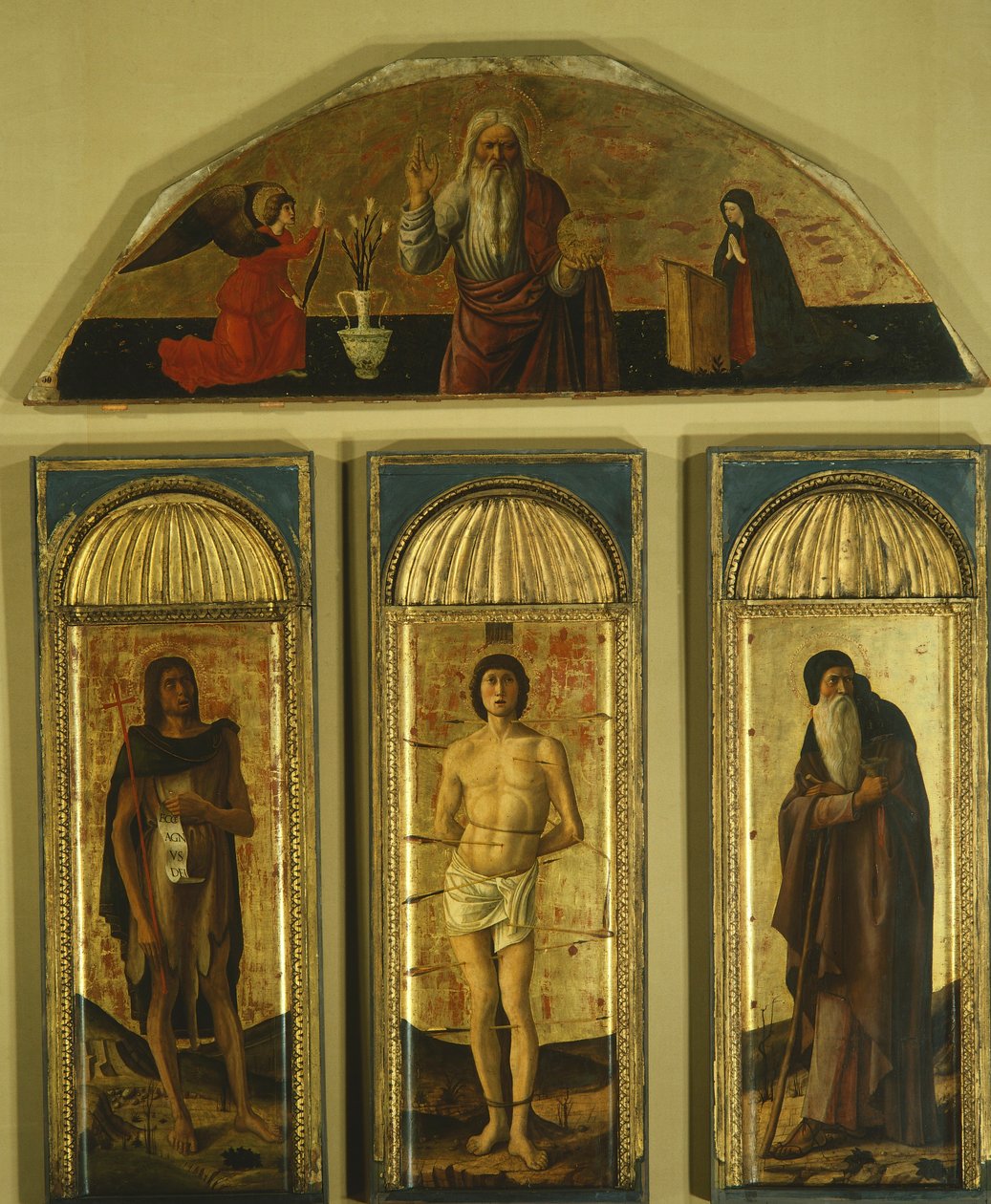 Triptych of St Sebastian av Giovanni Bellini (1431-36 - 1516) og andre malere, tempera på panel, sentralpanel 127x48, sidepaneler 103x45, lunette 59x170 av Giovanni Bellini