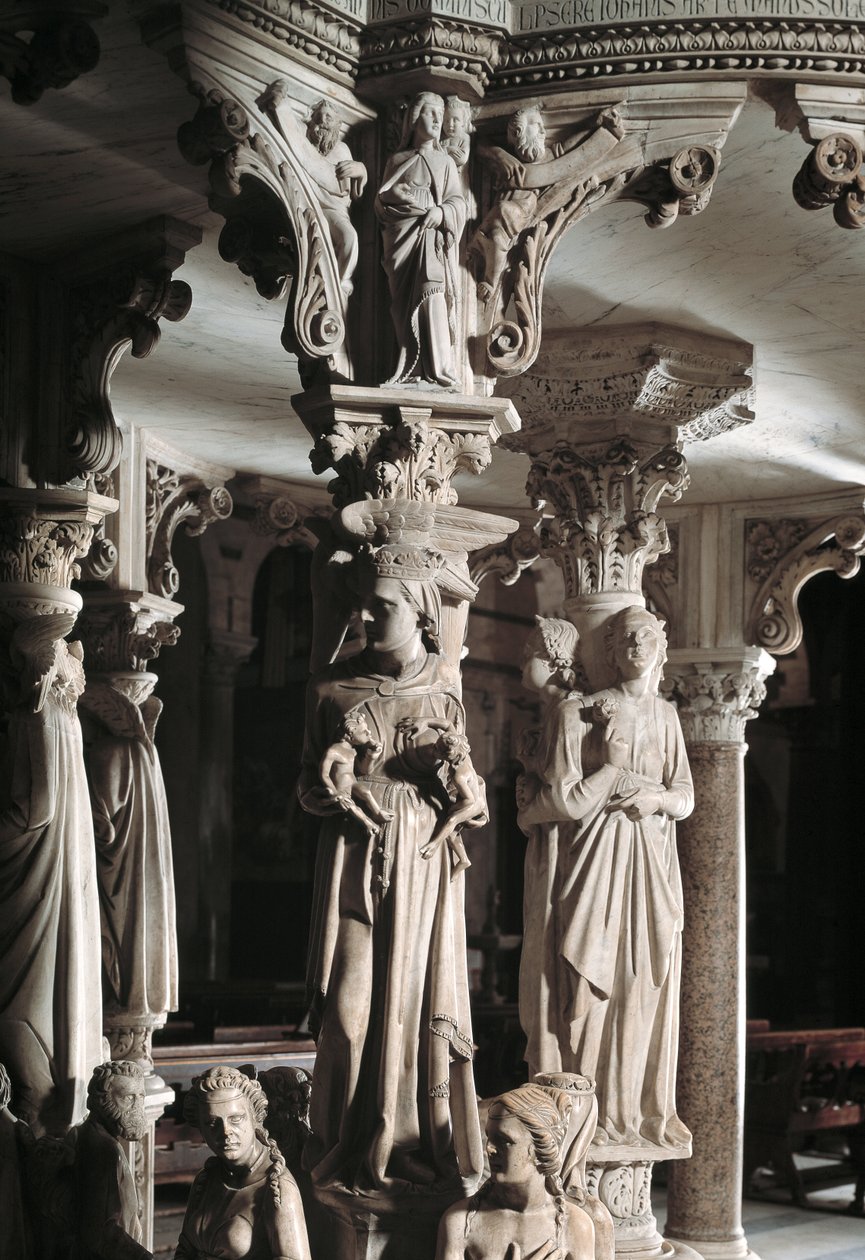 Detalj av de skulpturerte gruppene som støtter stolen laget av Giovanni Pisano (1248-1314): Kirken mater barna hennes (Detalj av skulpturene som støtter marmorprekestolen, Kirken mater barna hennes) 1302-1311 Cathedrale de Pisa (Duomo di Pisa), Italia av Giovanni Pisano