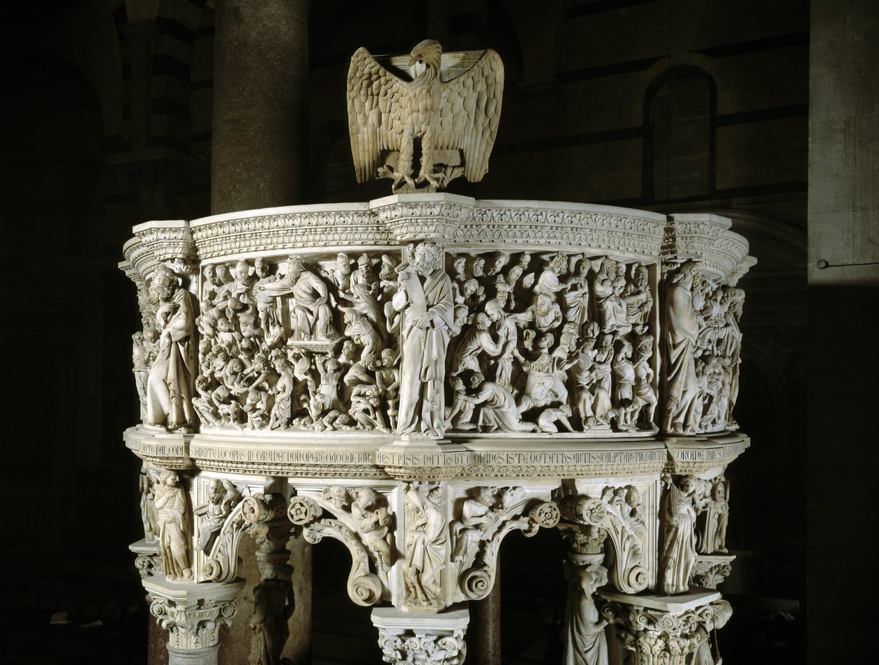 Oversikt over den øvre delen av stolen realisert av Giovanni Pisano (1248-1314) (Detalj av relieffer av marmorprekestolen) 1302-1311 Cathedrale de Pisa (Duomo di Pisa), Italia av Giovanni Pisano