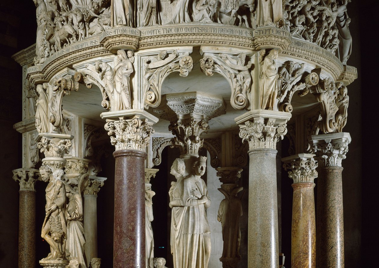 Teologiske dyder og Hercules til venstre Detalj av skulpturerte grupper som støtter prekestolen. Marmorskulptur av Giovanni Pisano (1248-1314). 1302-1311 Cathedrale of Pisa (Duomo di Santa Maria Assunta di Pisa), Italia av Giovanni Pisano