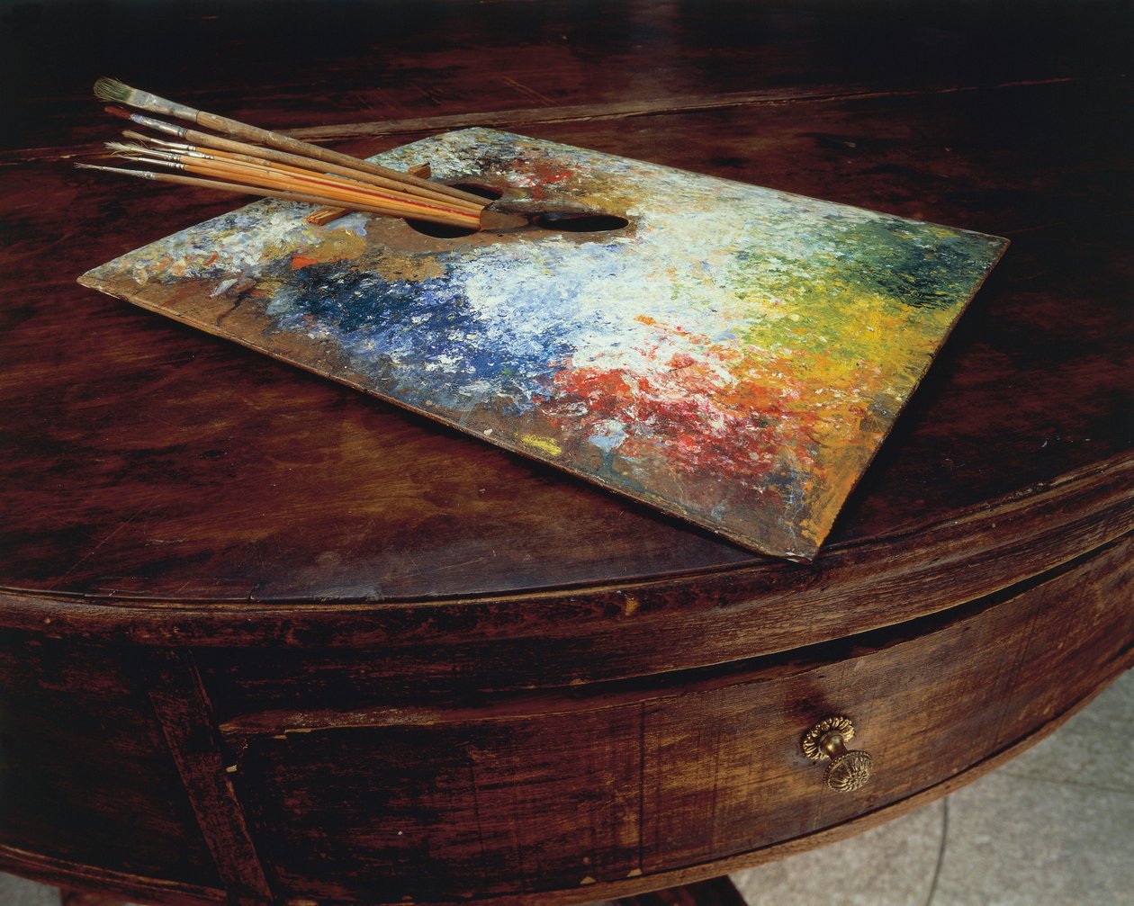 Malerens palett brukt i verkstedet hans ved Maloja-passet, Sveits, av Giovanni Segantini (1858-1899). av Giovanni Segantini