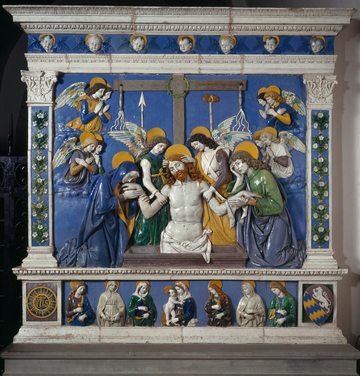 Deponeringen av Jesus i den hellige grav med jomfruen og Johannes-evangelisten Representasjon av lidenskapens symboler: pisk, tornekrone og svamp dynket i eddik (posca). Høyrelieff keramikk av Giovanni della Robbia (1469-1529) rundt 14 av Giovanni della Robbia