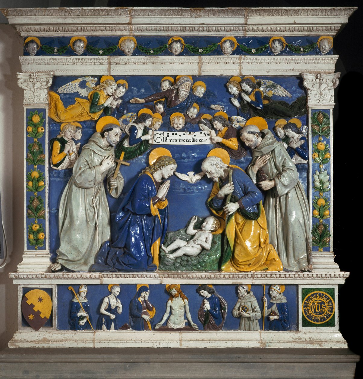 Fødselen med Saint Francois av Assisi og Saint Anthony of Padua (san antonio di padova) Representasjon av den hellige treenighet med Gud, Jesus Kristus og Den hellige ånds due. Høyrelieff keramikk av Giovanni della Robbia (1469-1529) ca. 1485 Dim av Giovanni della Robbia
