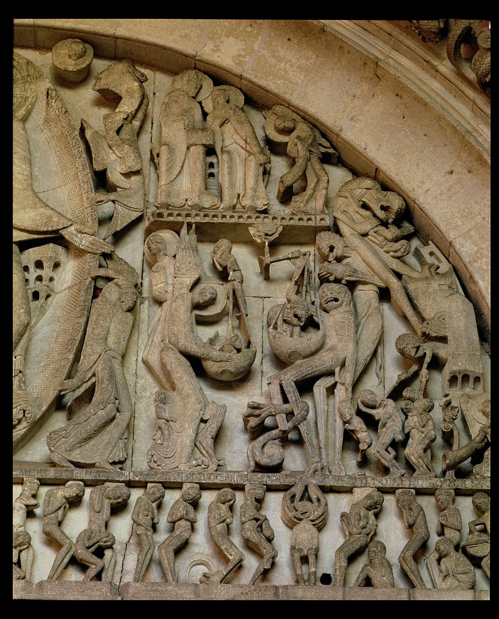 West Portal, detalj av den siste dommen, høyre side som viser Veiing av sjeler, ca. 1130-5 kalkstein av Gislebertus