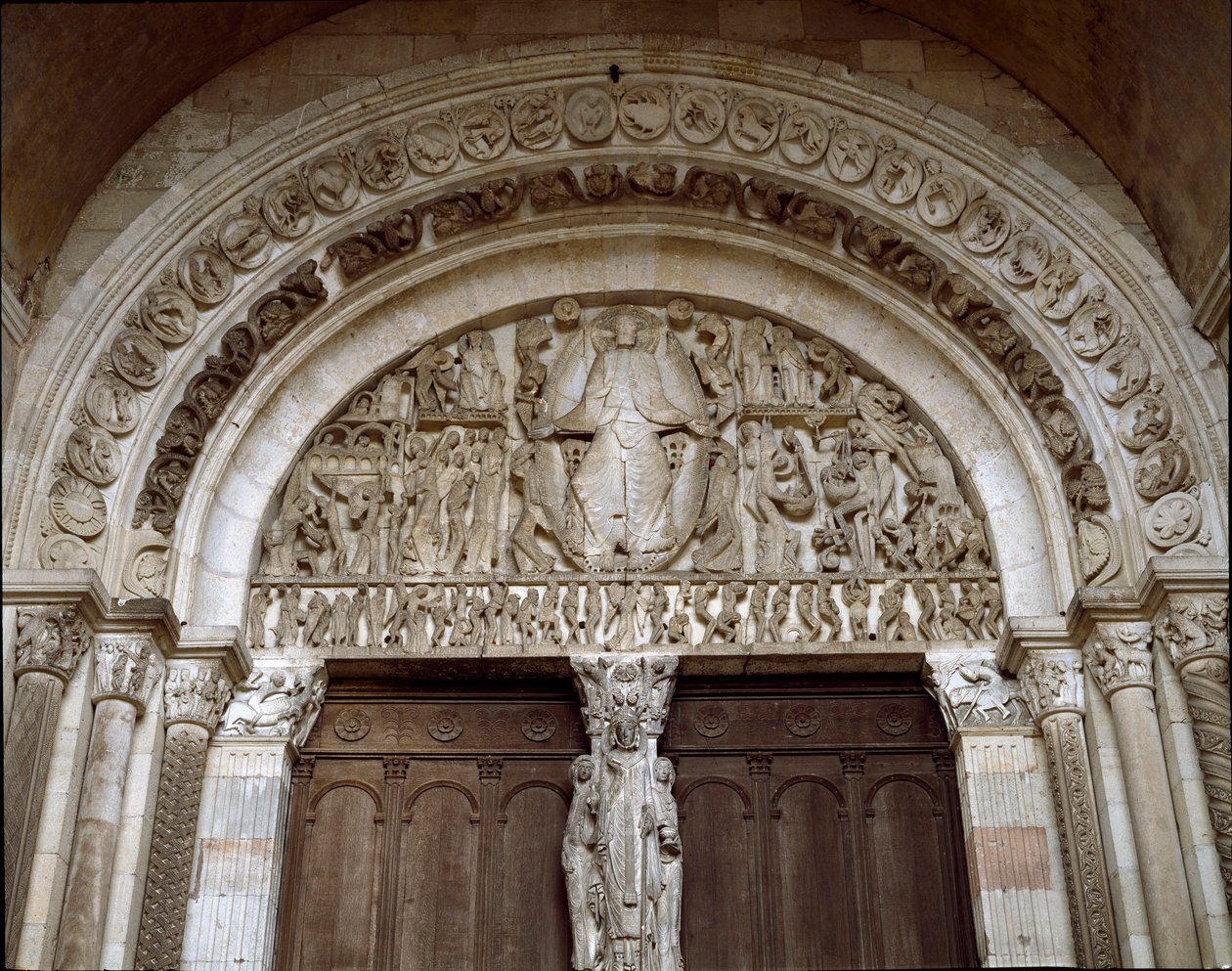 Romansk kunst: Tympan skulpturert som representerer den siste dommen. Skulptur av Mester Gislebertus (ca. 1130-1140). Cathedrale Saint-Lazare (Saint Lazare av Gislebertus
