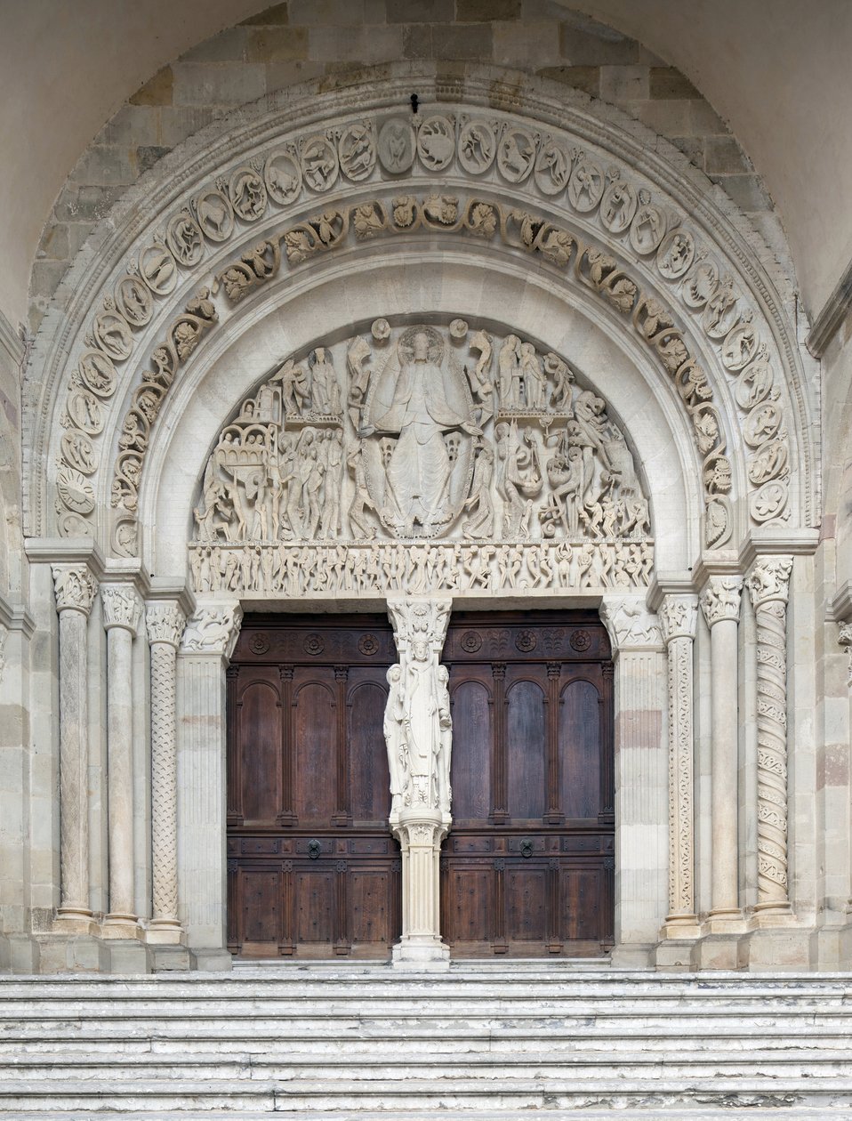 Den siste dommen, sentralportalen til Saint-Lazare-katedralen, Autun, Frankrike av Gislebertus