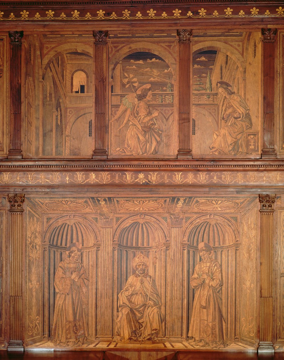 Skap etter restaurering i Nordsacristiet (Sacrestia delle Messe) som viser kunngjøringen og en biskop på tronen (innlagt tre) (se 143298) av Giuliano da Maiano