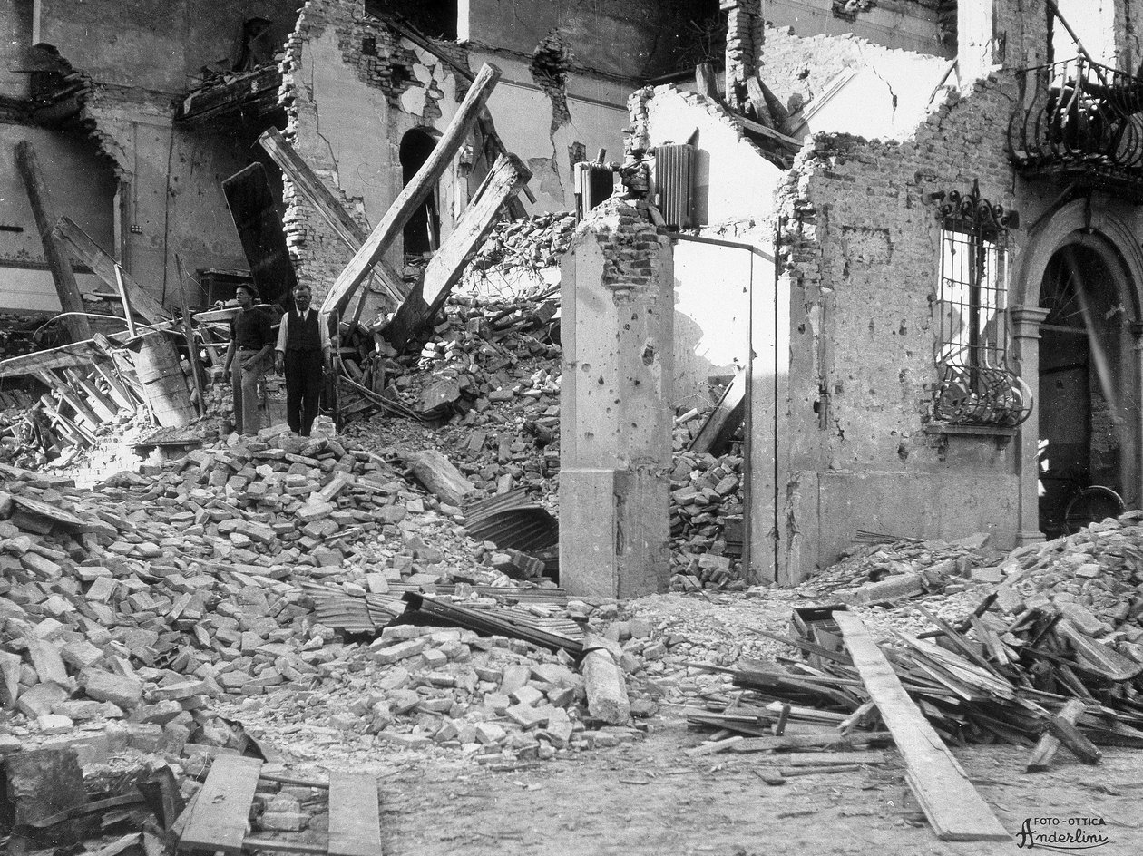 Bombardementene til Sermide. To personer blant ruinene til en ødelagt bygning av Giulio Anderlini