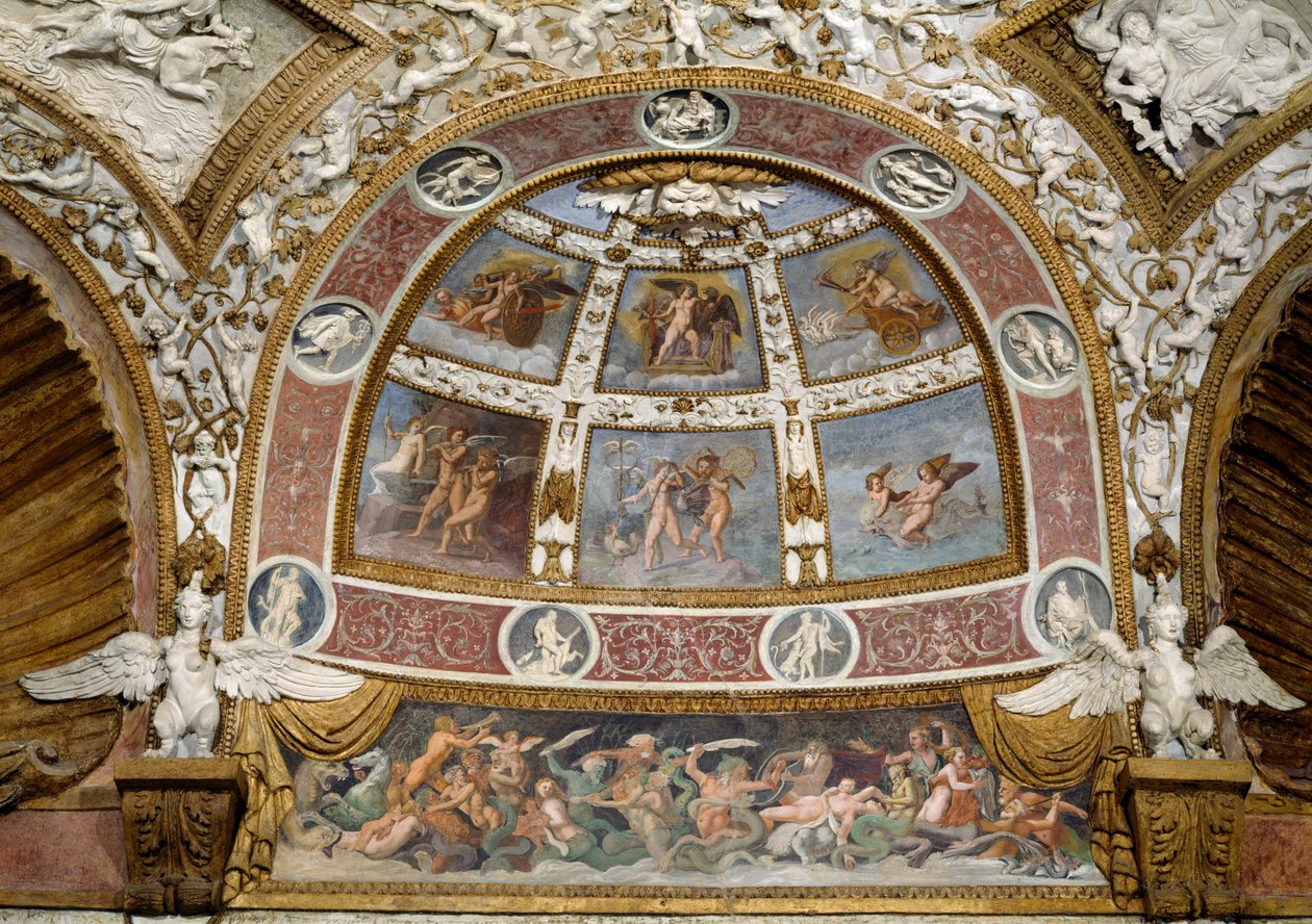 Camera delle Aquile, detalj av taket som viser en frise av en kamp mellom tritoner og kentaurer, en lunette over som viser mytologiske scener og et rammeverk av stukkaturdekor, freskomaleri og st. av Giulio Romano