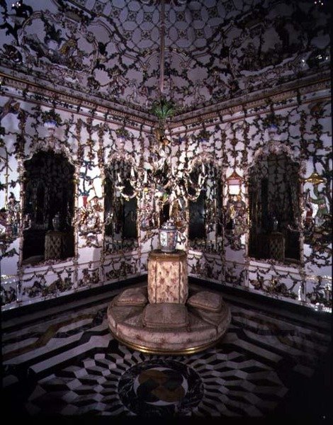 Hjørne av Salon Chino (kinesisk rom) utført utelukkende av porselen, 1769 (porselen) (for detaljer se 93238-9) av Giuseppe Gricci