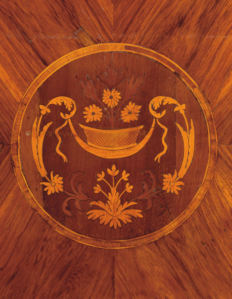 Detalj fra siden av en norditaliensk tulipan-, rosentre-, frukt- og intarsiakommode, ca. 1800 av Giuseppe Maggiolini