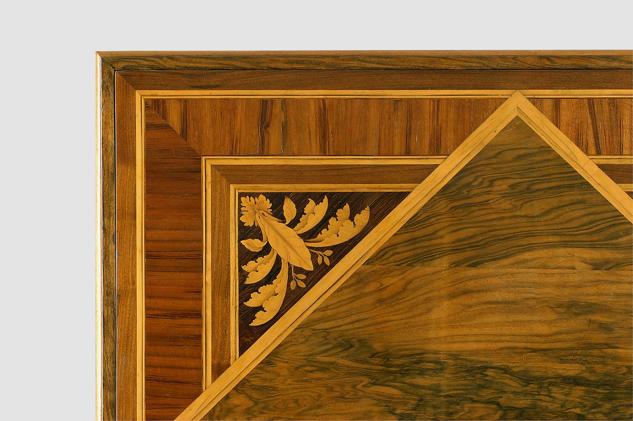 Detalj av toppen av et bord med blomstertarsia (tre) av Giuseppe Maggiolini