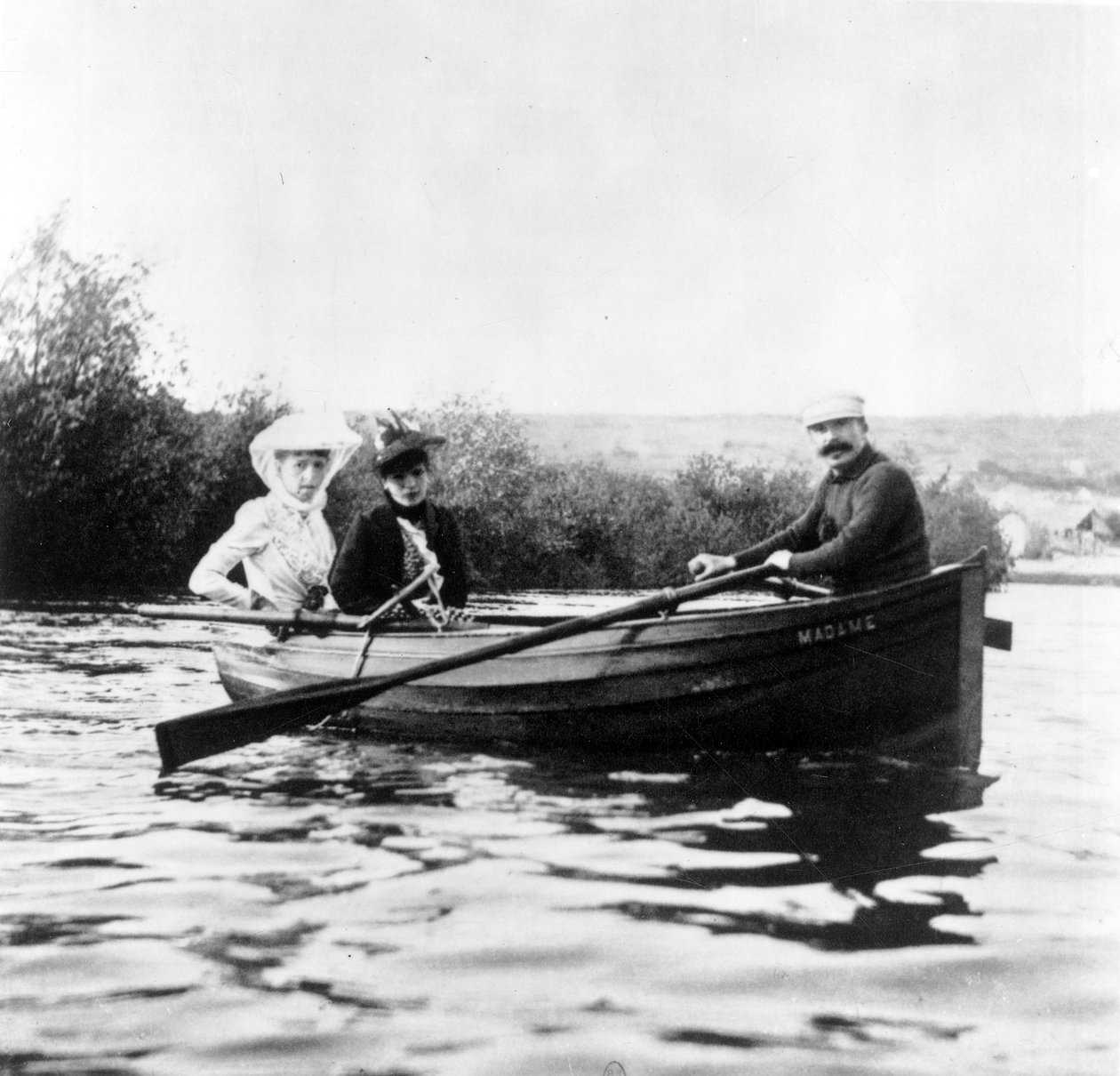 Guy de Maupassant i en båt med Genevieve Straus og Colette Dumas Lippman, ca. 1889 av Giuseppe Primoli