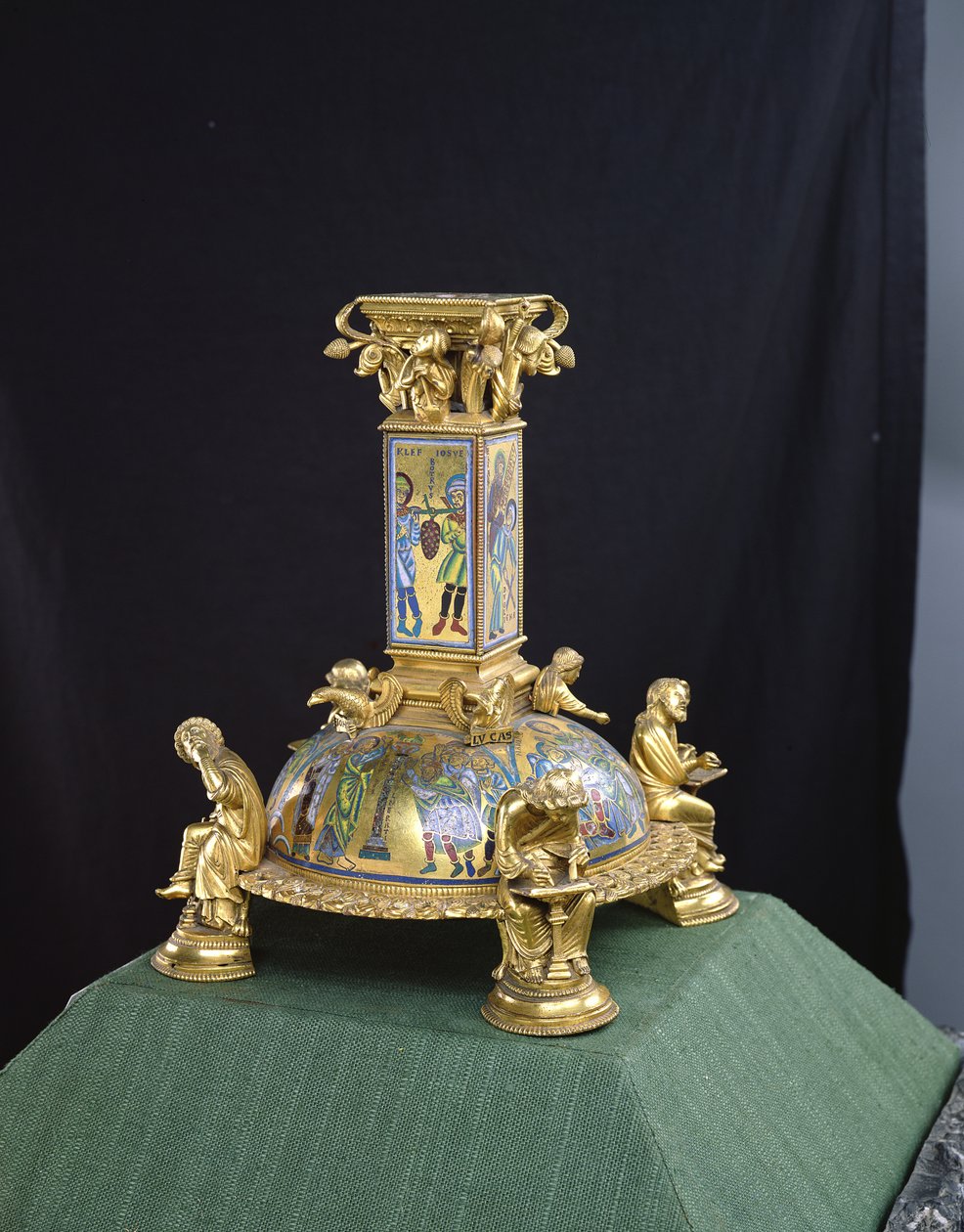 Base av St. Bertin-korset, fra Abbaye Saint-Bertin, ca. 1180 (forgylt bronse og champleve-emalje) (se også 204570, 232625 og 232839) av Godefroid de Huy