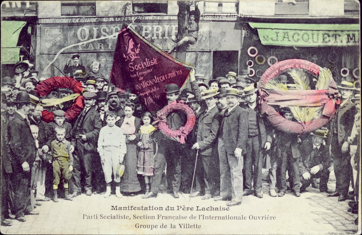 Demonstrasjon ved Pere-Lachaise til minne om Paris-kommunen, av sosialistpartiet, fransk seksjon av International Workingmens Association, gruppe av La Villette, 1. mai 1908 (farget av Gondry