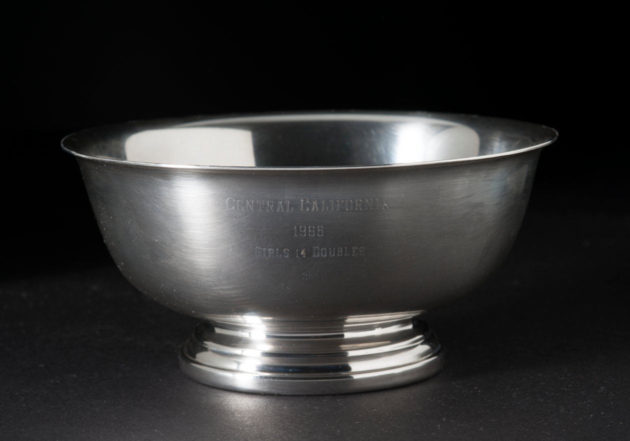Sølvbolle-tennistrofé overrakt til Sally Ride, 1965. av Gorham Manufacturing Company