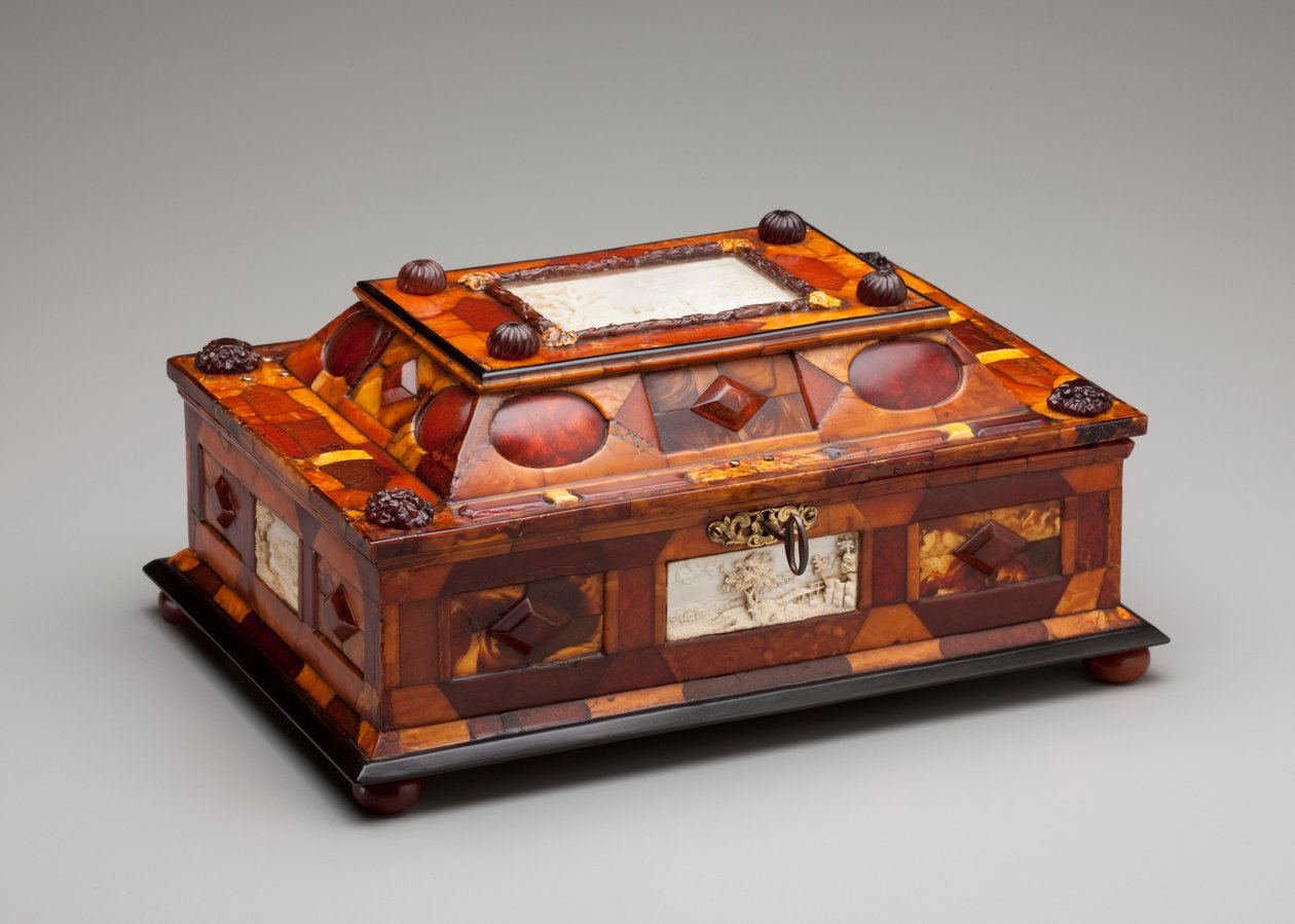 Høvisk ravskrin, ca. 1695 (rav, elfenben, tre, glass, messing og fløyel) av Gottfried Wolffram
