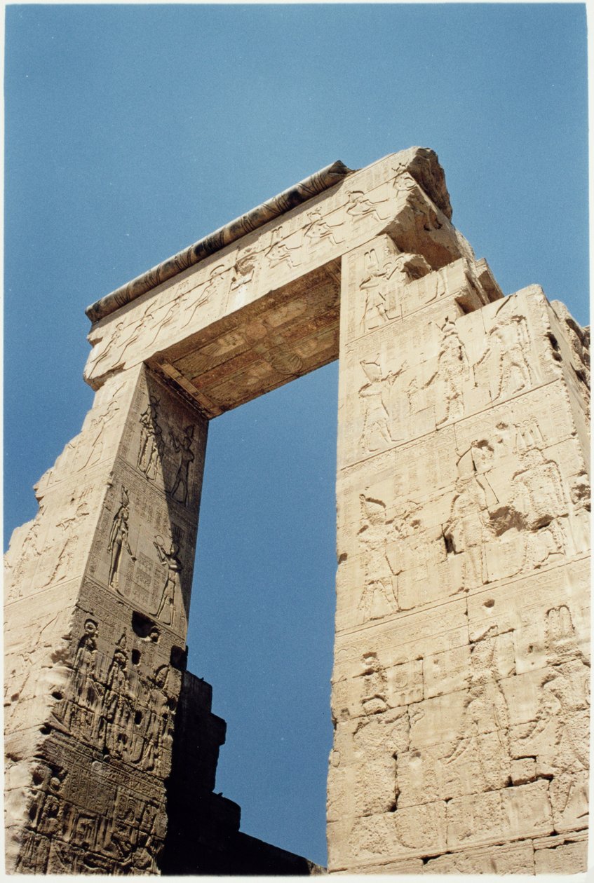 Pro-Pylon, eller nordporten, ved inngangen til tempelet som viser en farao som ofrer til guder, ca. 125 f.Kr.-60 e.Kr. av Greco Roman