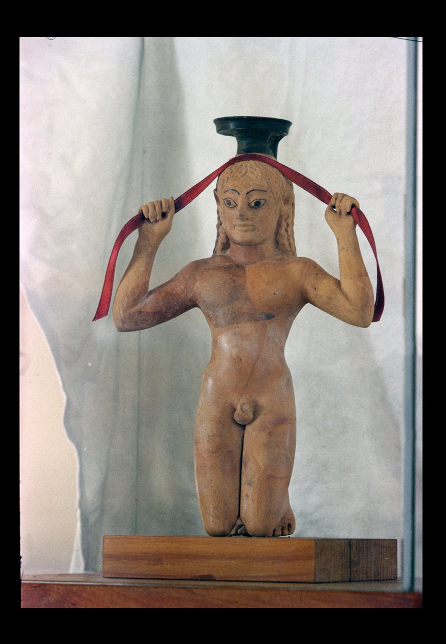 Aryballos, en vase i form av en knelende gutt, ca. 530 f.Kr. (keramikk) av Greek