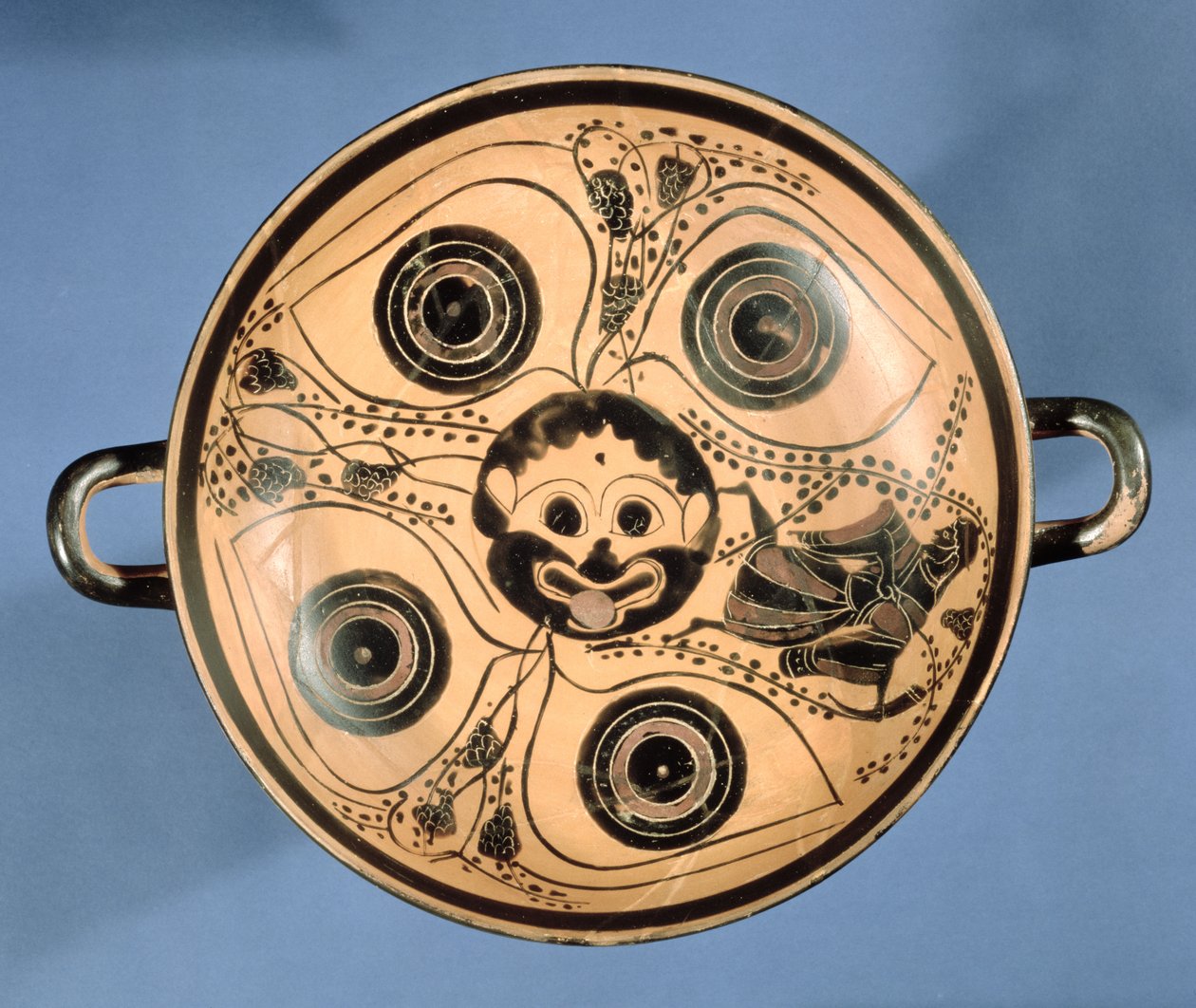 Attisk kopp med svart figur dekorert med en Gorgon-hodetondo omgitt av fire øyne, ca. 500 f.Kr. (keramikk) av Greek