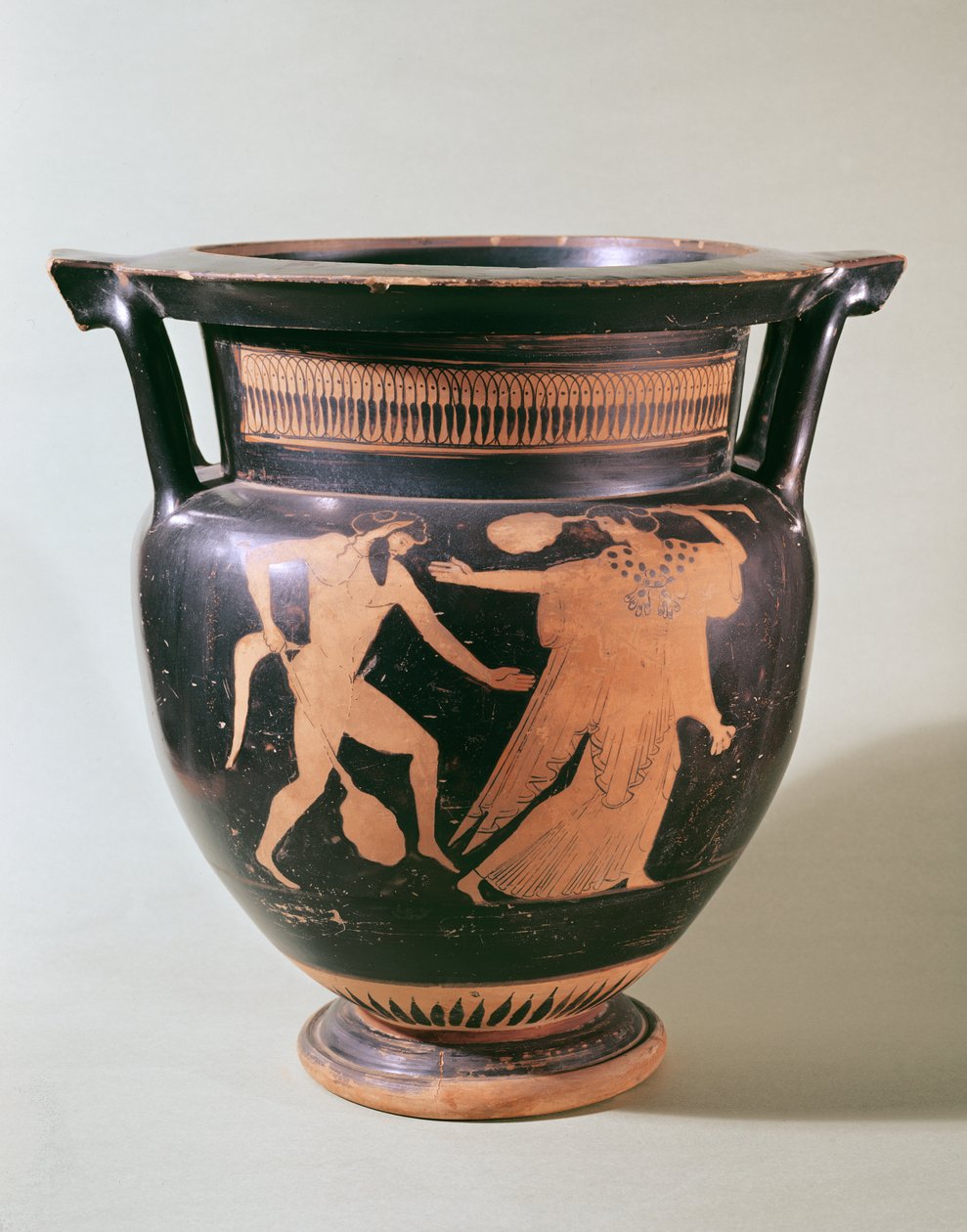 Loftsøylekrater med rød figur på svart bakgrunn, dekorert med figurer av Bacchante og Satyr (keramikk) av Greek