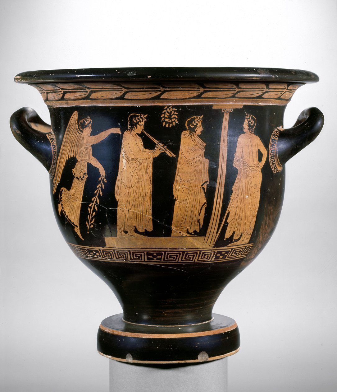 Loftskrater med rød figur som viser Nike og tre figurer med laurbærkroner (keramikk) av Greek