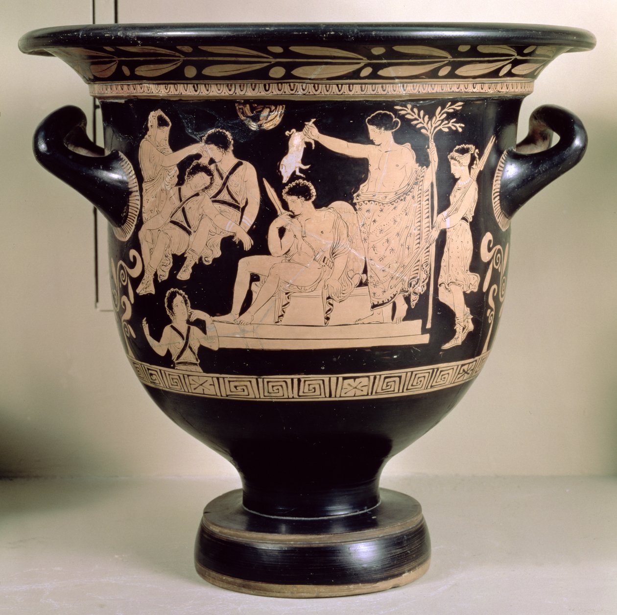 Loftskrater med rød figur som viser Orestes som suppliant ved helligdommen til Apollo i Delphi, tilskrevet den apuliske Eumenides-maleren (keramikk) (se 92568 for detaljer) av Greek