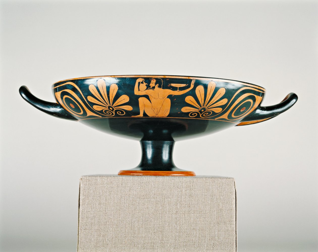 Lofts rødfigur kylix, ca. 520-510 f.Kr. (lertøy med slipdekor) av Greek