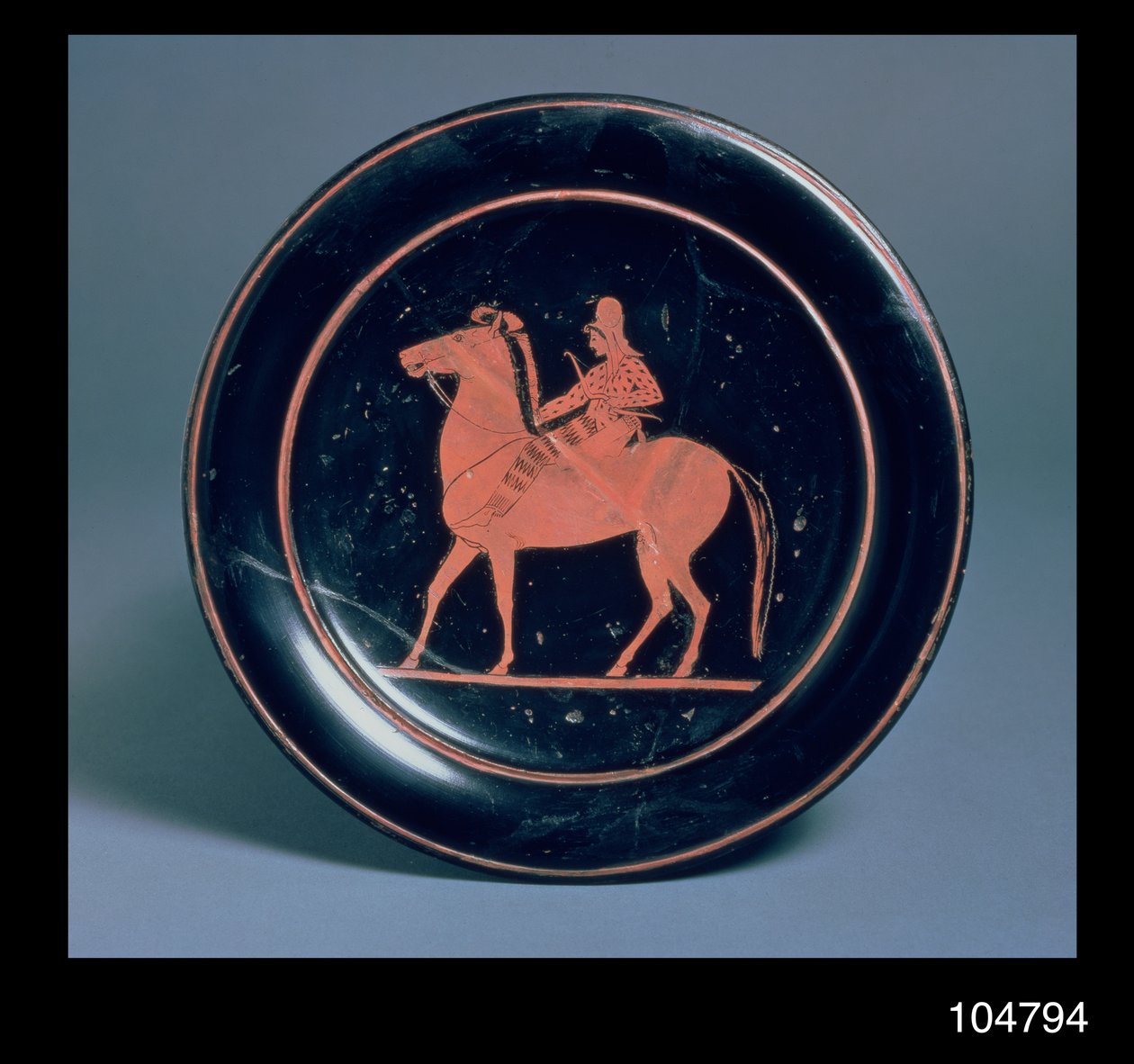 Loftskive med rødfigur dekorert med en bueskytter til hest, av Paseas, fra Chuisi, ca. 520-510 f.Kr. (keramikk) av Greek