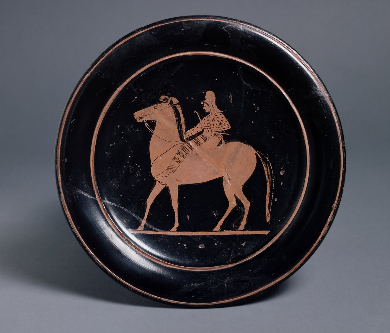 Loftsplate med rødfigur dekorert med montert bueskytter, av Paseas, gresk fra Chuisi, ca. 520-510 f.Kr. (keramikk) av Greek