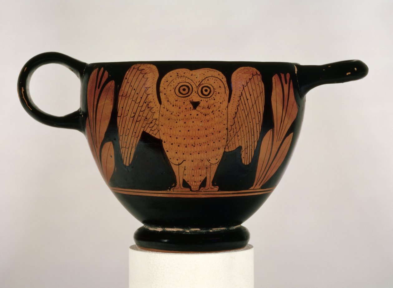 Lofts rødfigur skyphos som viser en ugle med utstrakte vinger (keramikk) av Greek