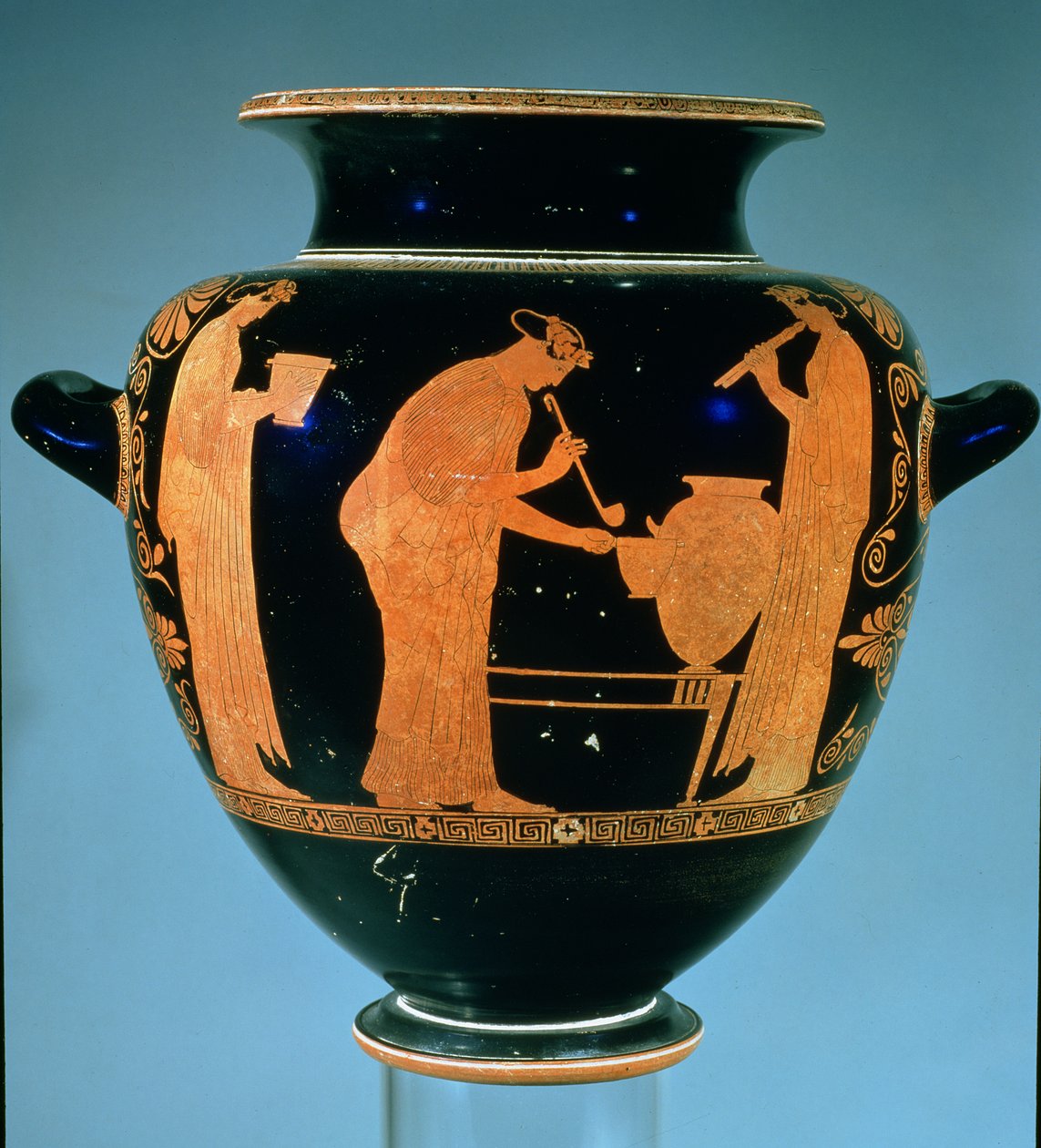 Attic rødfigur stamnos dekorert med kvinner som serverer vin og lager musikk, av Villa Painter (keramikk) av Greek