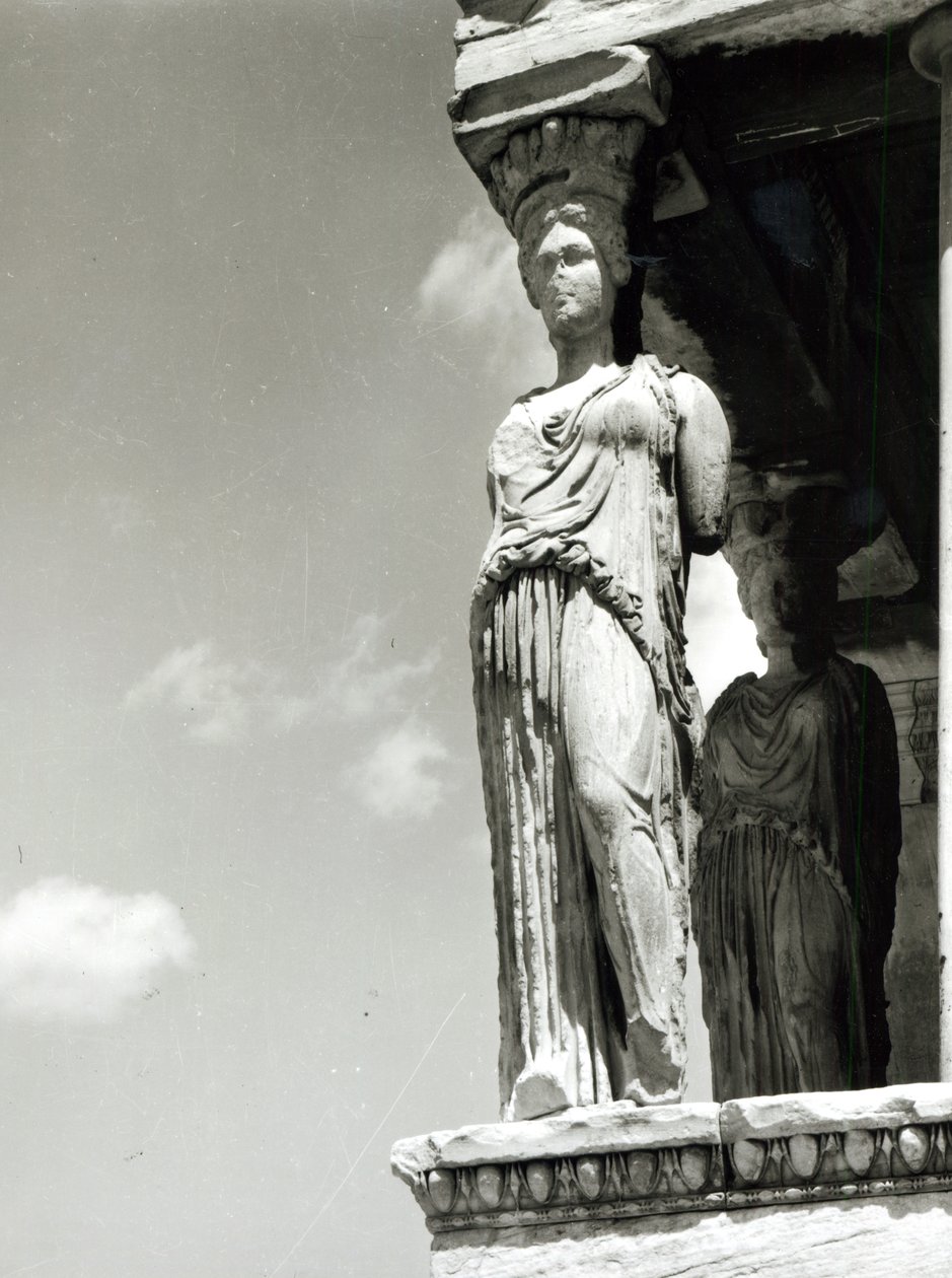 Detalj av en karyatid fra Erechtheion, 421-406 f.Kr. marmor bw-foto av Greek