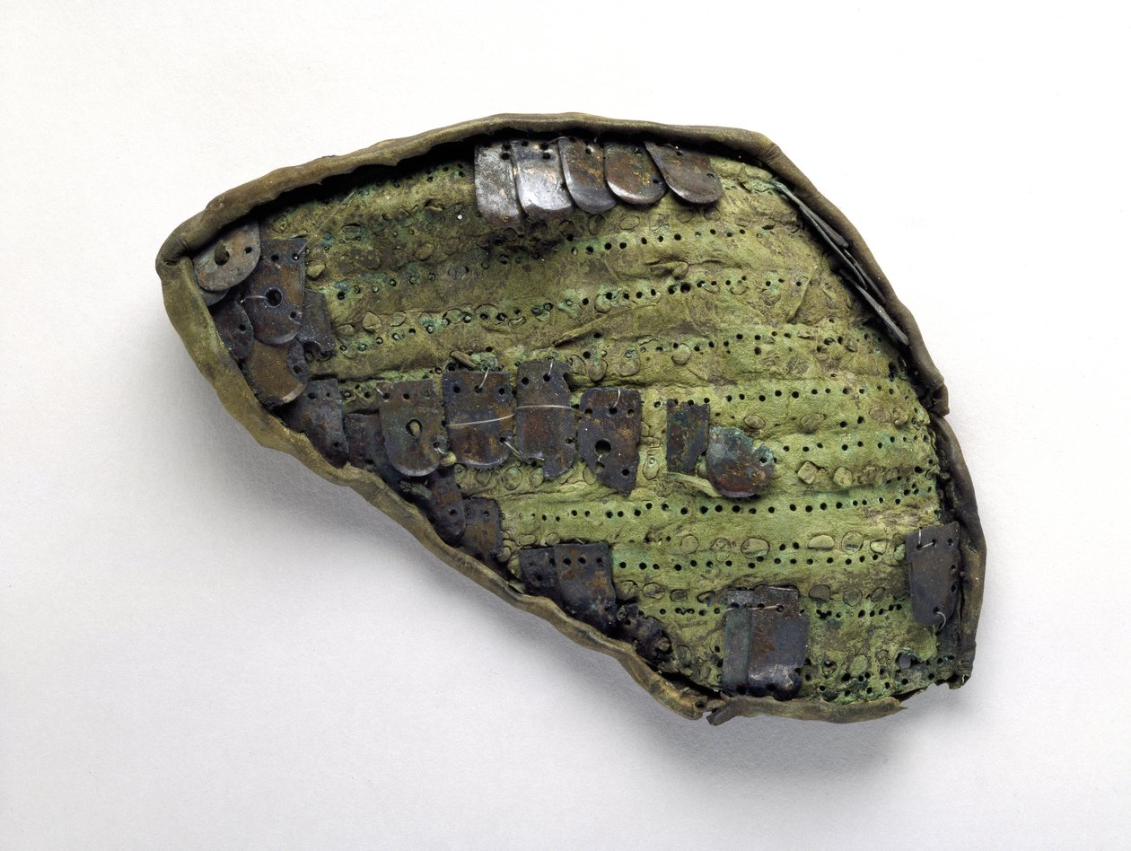 Fragment av skalarustning, fra en krigergrav ved Nymphaeum (lær) av Greek