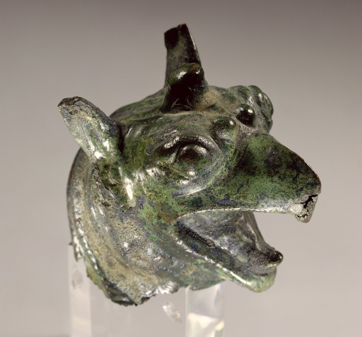 Griffinhode, fragment av et grytefeste, første halvdel av 700-tallet f.Kr. (bronse) av Greek