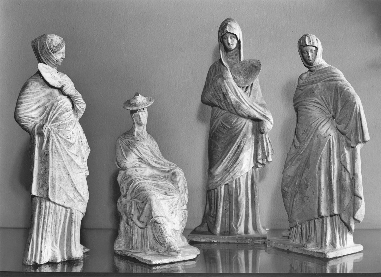 Gruppe draperte kvinner, fra Tanagra (terrakotta) av Greek